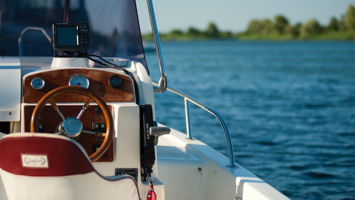 Guide for Choosing a VHF Radio for Your Boat