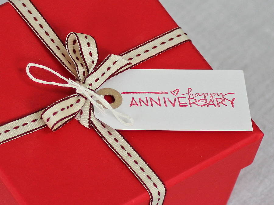 Wedding Anniversary Gifts Modern Vs Traditional AtoAllinks   Wedding Anniversary Gifts 900x675 