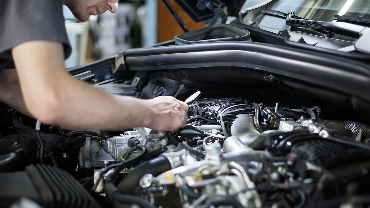 What Is the Difference Between Service and MOT?