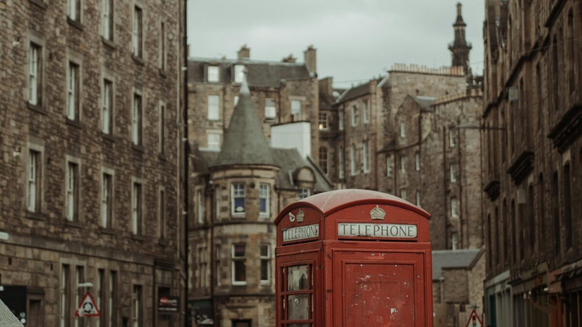 Places To Visit in Edinburgh by the Taxi