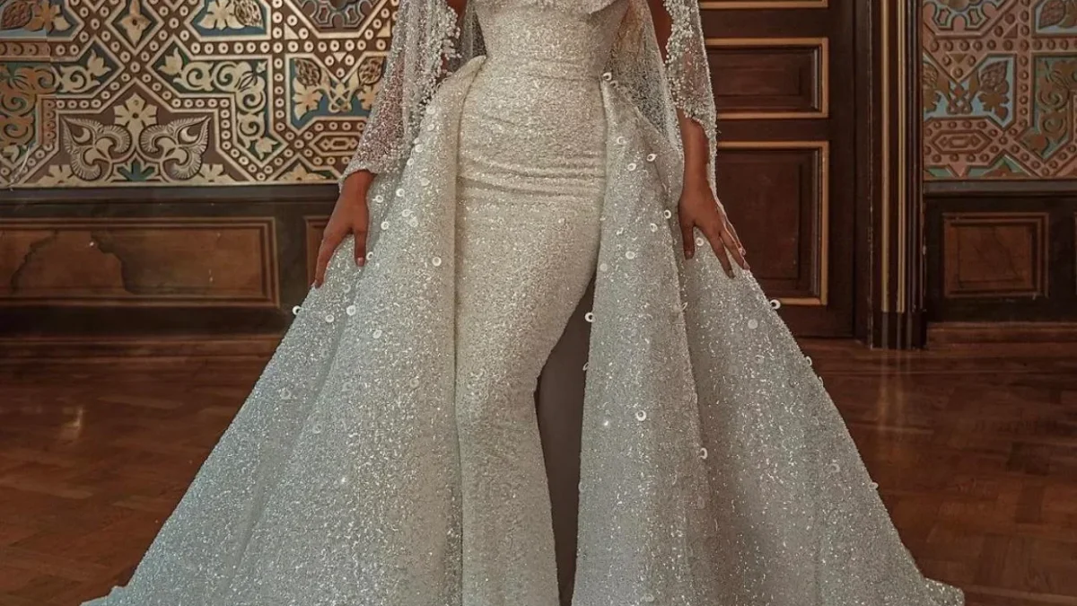What colors are popular for Arabic bridal dresses?