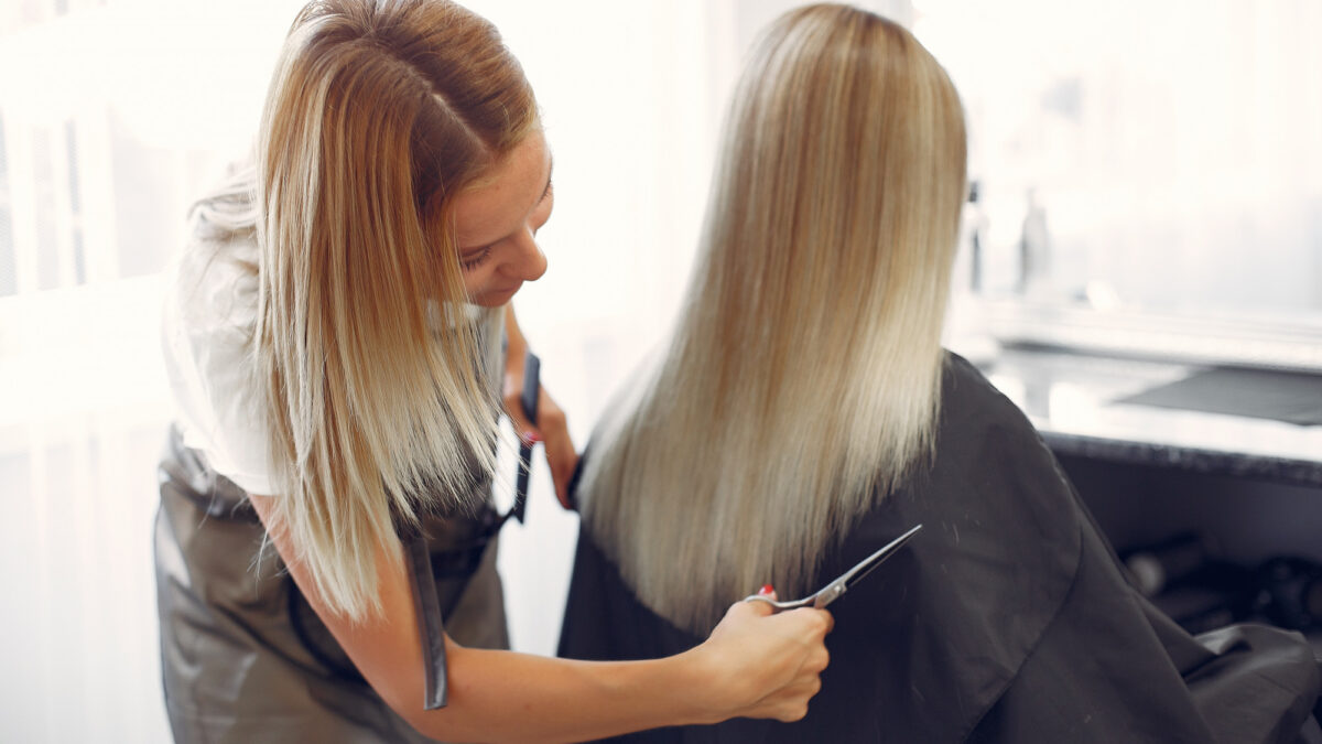 Choosing the Best Salon Cape Material for Your Needs: A Complete Guide