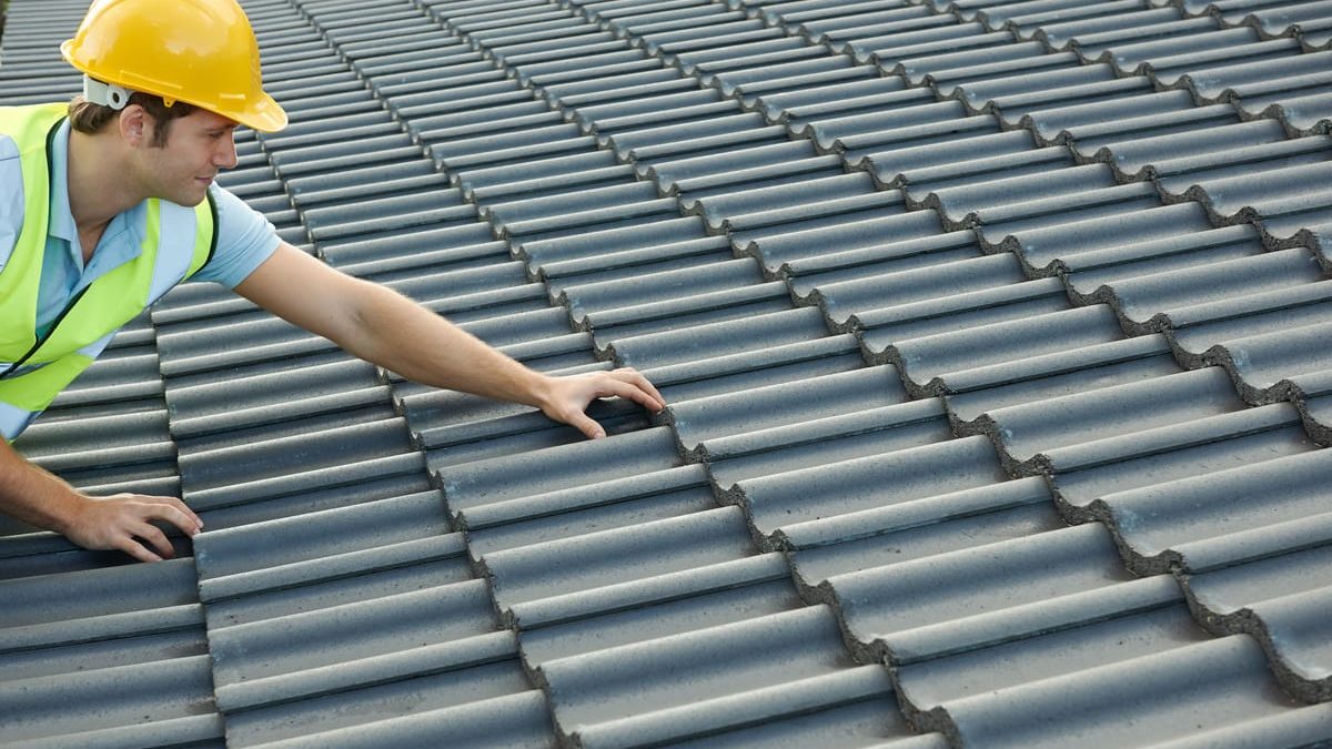 Choosing the Right Commercial Roofing Contractor: What You Need to Know